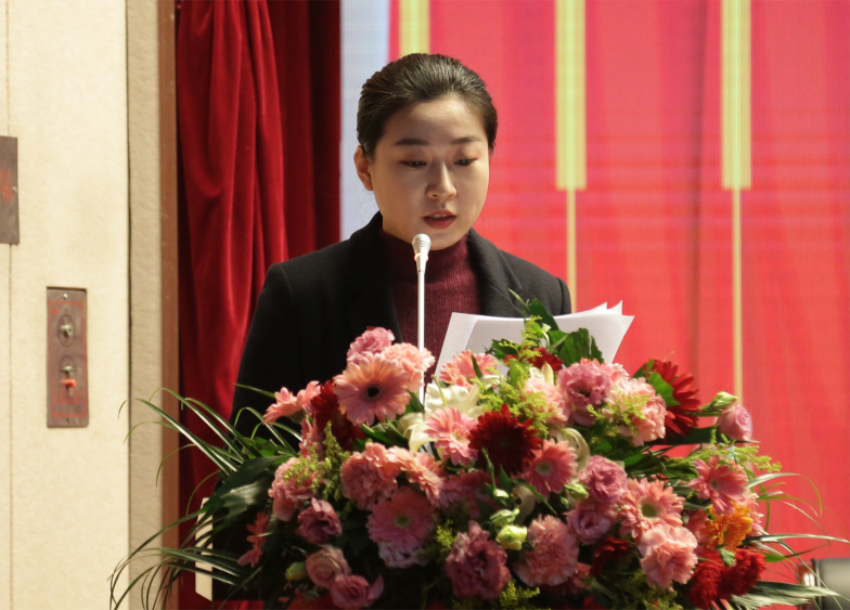 安博官方网站,安博anbo(中国)第一届党委班子选举大会---于丽娜同志宣读大会关于通过党委和纪委报告的决议